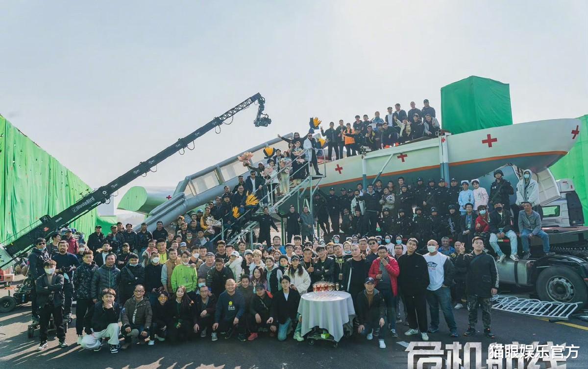 刘德华|刘德华新剧杀青，合照让c位给年轻演员张子枫，刘涛素颜好惊艳