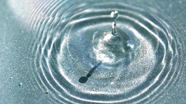 太空 地球重达60万亿亿吨，为什么还会飘在太空中，而没有向下坠落？