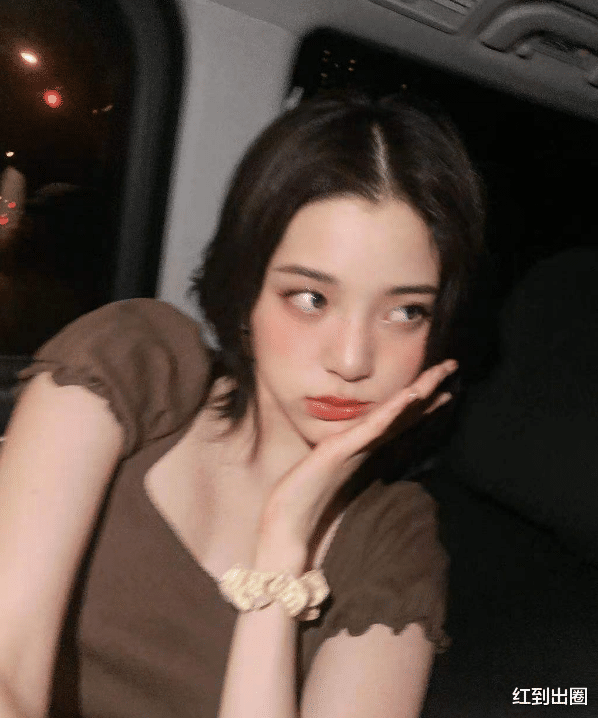 欧阳娜娜|欧阳娜娜逛街被路人偶遇，生图下虎背熊腰又胖一圈，和精修差距大