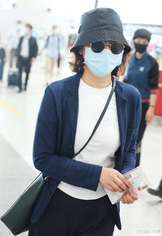 衣在配不在贵|闫妮素颜状态好真实，肤色比平时黑了一个度，不过穿衣是真的优雅