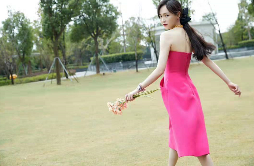 时尚风行派 唐嫣被罗晋宠成小公主!快40还穿芭比粉抹胸裙扮嫩,超模身材绝了