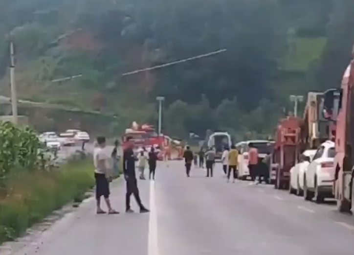 云南 揪心！云南丽江发生严重车祸致4死2伤，现场曝光