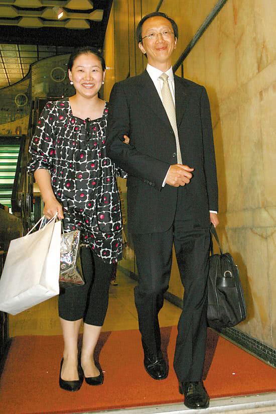 闲鱼有话说|伏明霞没逃过“中年发福”，穿小黑裙身材变圆润，一看就是阔太太