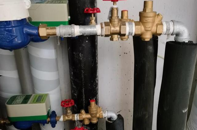 供水压力8公斤,水泵装在负2层,6层及以上要安装减压阀吗?