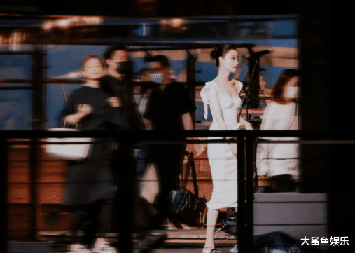 张柏芝|倪妮身穿一袭白色抹胸束腰紧身裙，藏不住的傲人曲线美成焦点