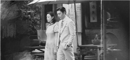 辛晶晶说|《夜旅人》路透曝光，邓伦拿着剧本给倪妮挡太阳超暖心，油头抢镜