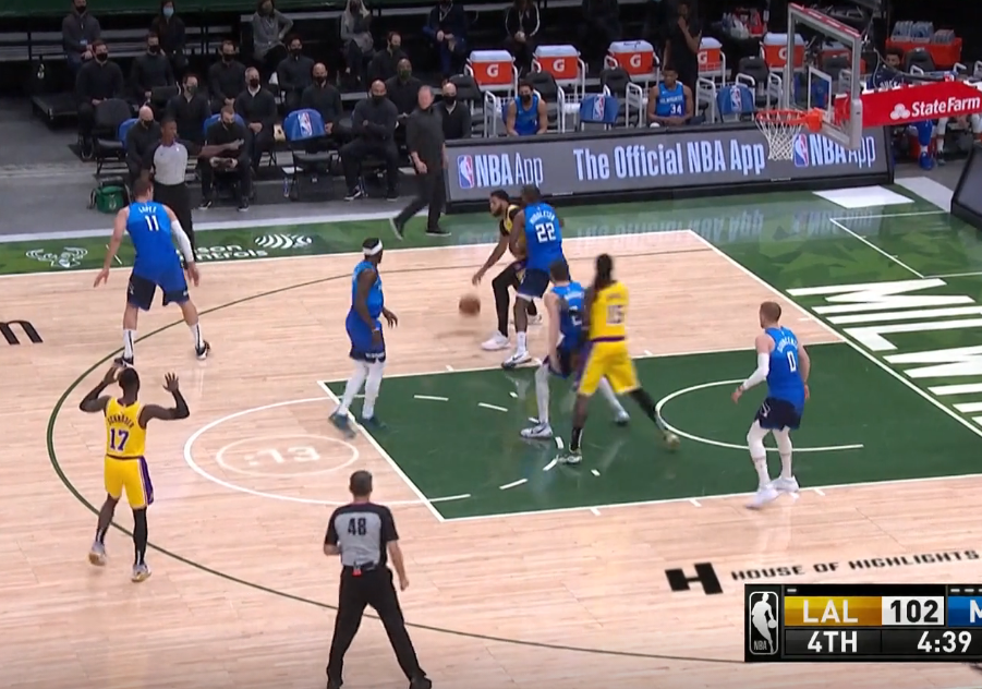 施罗德|施罗德空位要球，11秒内被詹姆斯浓眉拒绝3次，他的反应很真实