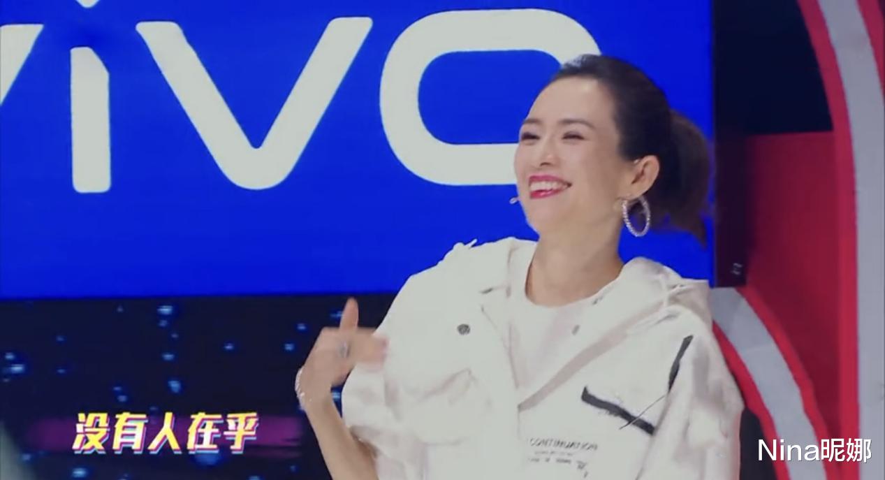 连体裤|章子怡首次上王牌就开挂，穿白色连体裤扎马尾牵手认证花花，真怕汪峰吃醋