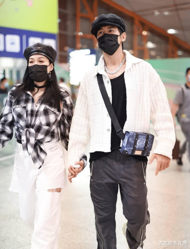 钟丽缇|钟丽缇和小12岁老公走机场，穿宽松衬衫也难遮好身材，成熟又妩媚