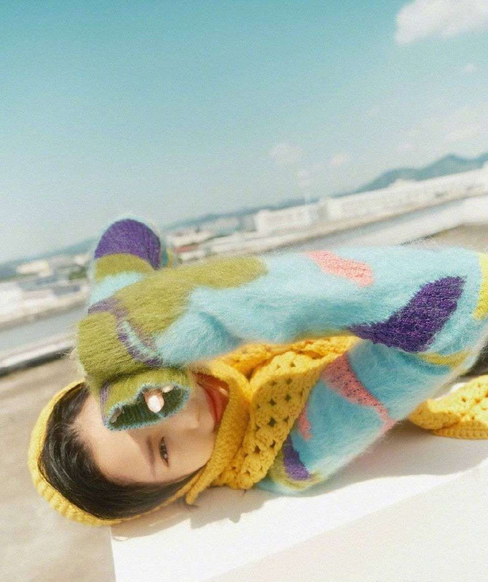 连衣裙 杨倩拍大片真有秋日气息，穿连衣裙扎高马尾，小黄鸭发夹依旧抢镜