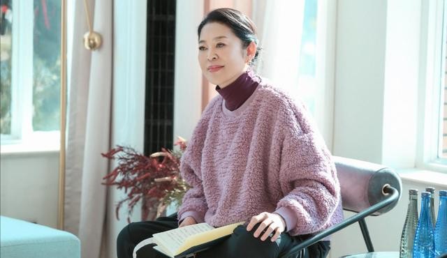 美人哒 倪萍62岁仍敢穿，格纹毛衣叠穿高领衫，简约不失层次，高级感满分