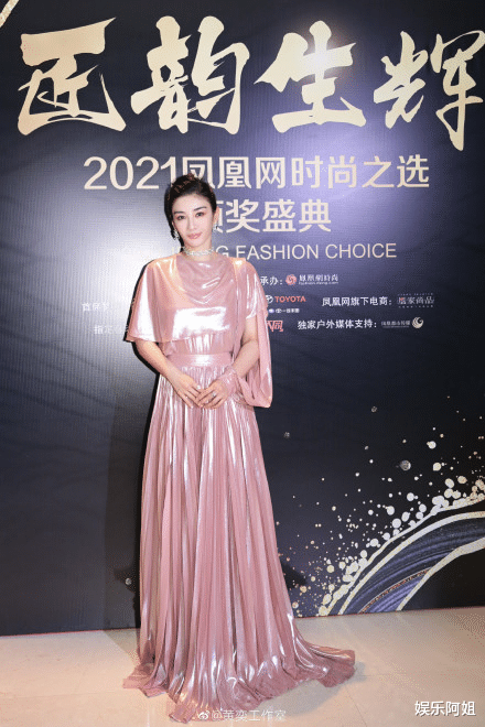 赵丽颖|女星年末红毯造型大PK!黄奕芭比死亡粉好娇嫩,陈妍希俏皮又性感