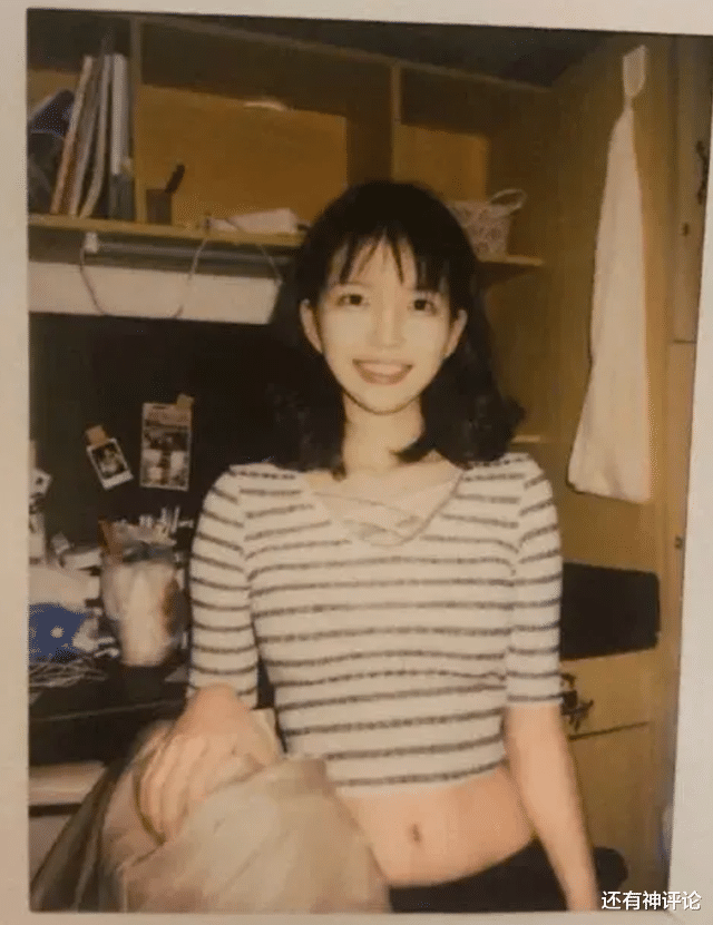 |看到妈妈以前的照片,真的很漂亮,网友:你妈那时候就有苹果了?