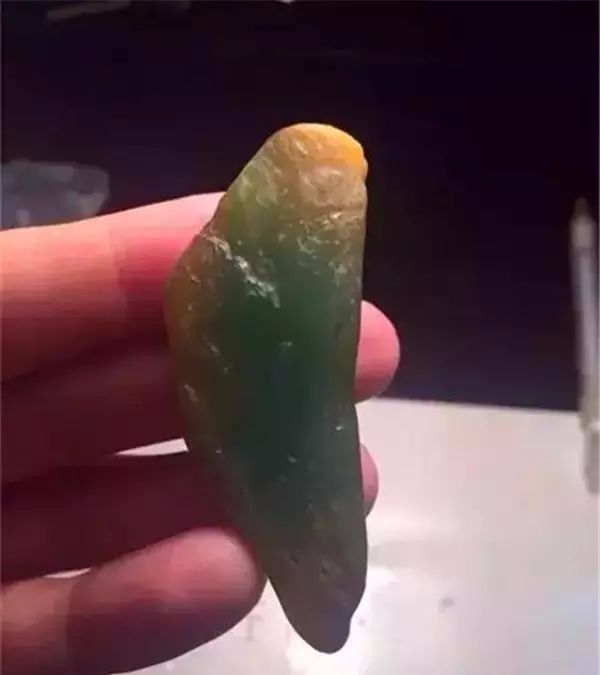 翡翠|黄加绿翡翠挂件从原石到成品，看着心痒痒！