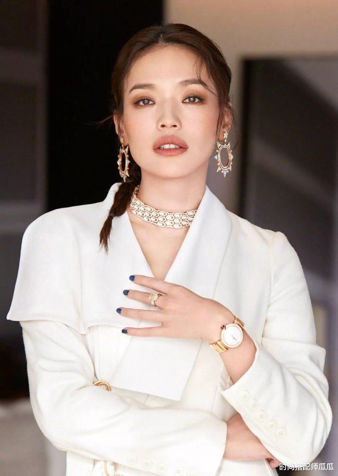 时尚搭配师瓜瓜 若你脸上有这三个特征，就是典型的“抗老脸”，婴儿肥居然不在其中