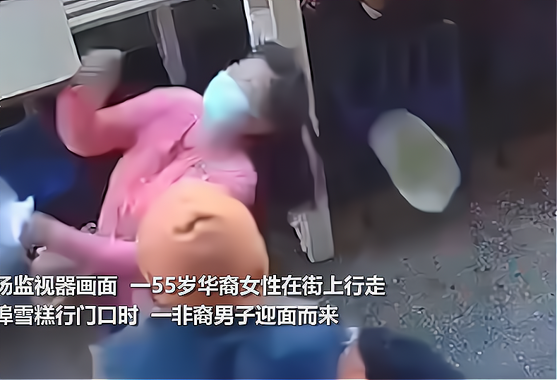 無人阻攔！55歲華裔女子遭黑人當街毆打，2華人男子呆坐一旁不敢出聲！-圖2