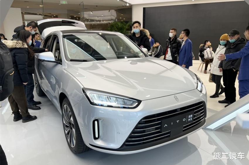 华为鸿蒙系统|续航1242km!华为鸿蒙汽车开卖首日,顾客排队看车,场面十分爆火