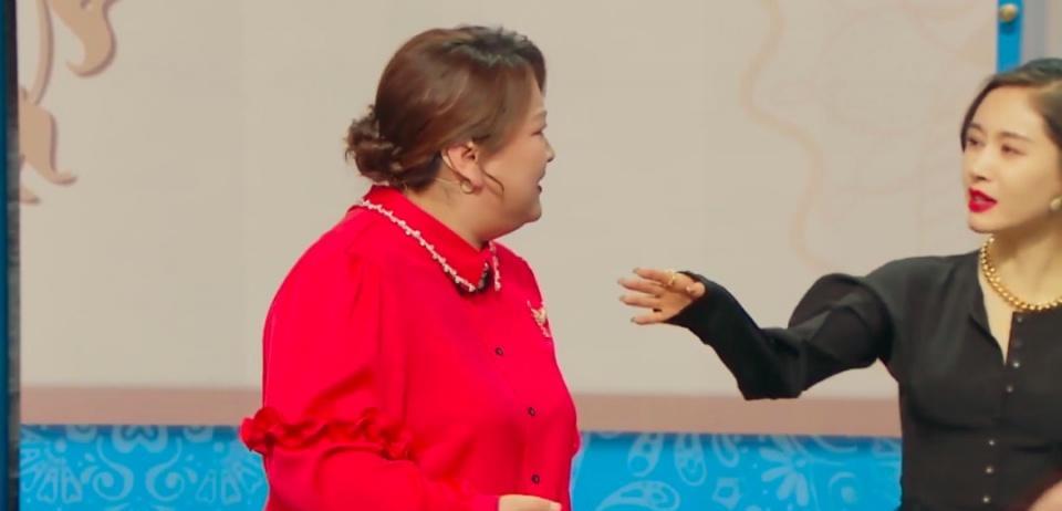 徐丰溪|娱乐圈真实一幕,五六人围黄轩做造型,旁边朱雨辰独站眼神落寞