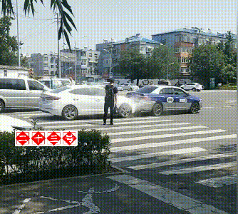 出租车 山东济南一轿车撞上出租车，司机猛踩油门，目击者：他在车里睡着了