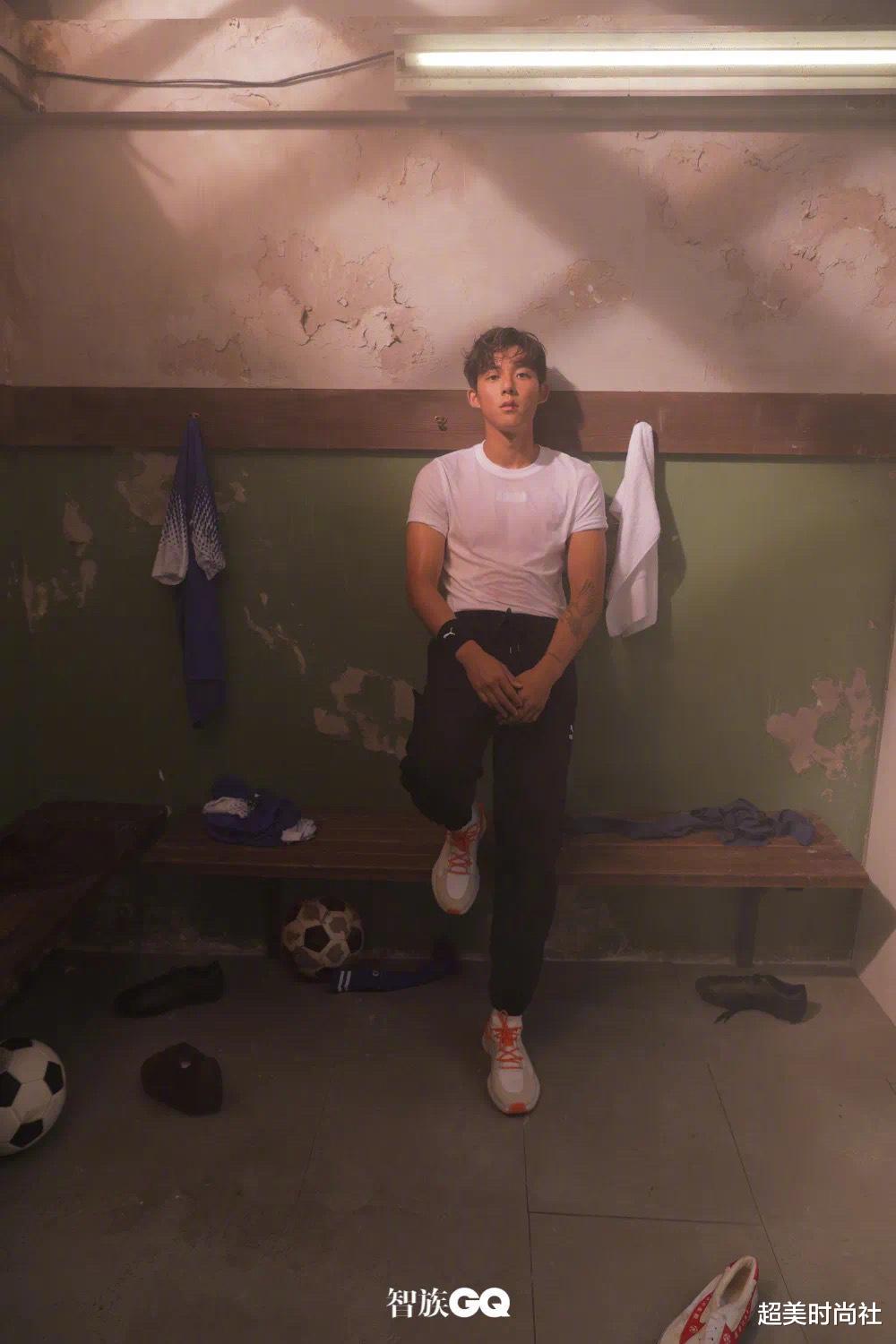 超美时尚社|足球帅哥李嗣镕拍运动大片,穿拼接外套秀腹肌,五官撞脸吴宇恒