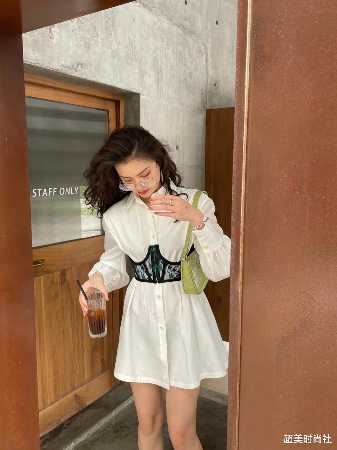 美容|44岁曾黎成时尚“腰精”!穿金色束身裙秀小蛮腰,红唇卷发太迷人