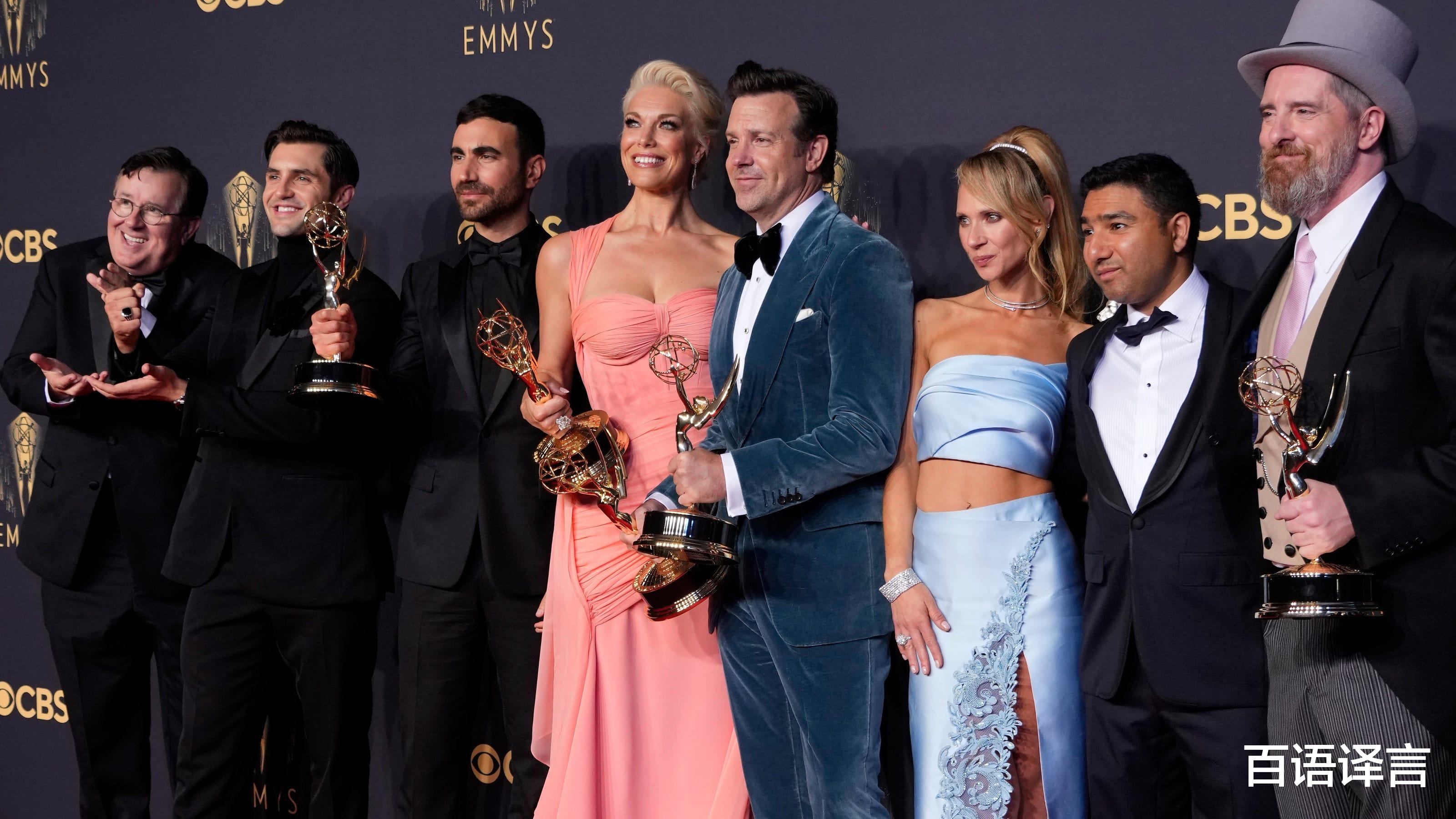 英国王室|梅根哈里已过气？艾美奖颁奖典礼上，他们被主持嘲笑，王室受连累