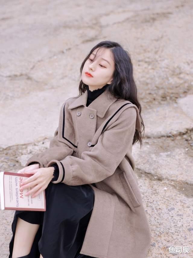 鱼司辰 今冬流行的“小黑裙”正火，搭配上大衣和羽绒服都超美，高级时髦