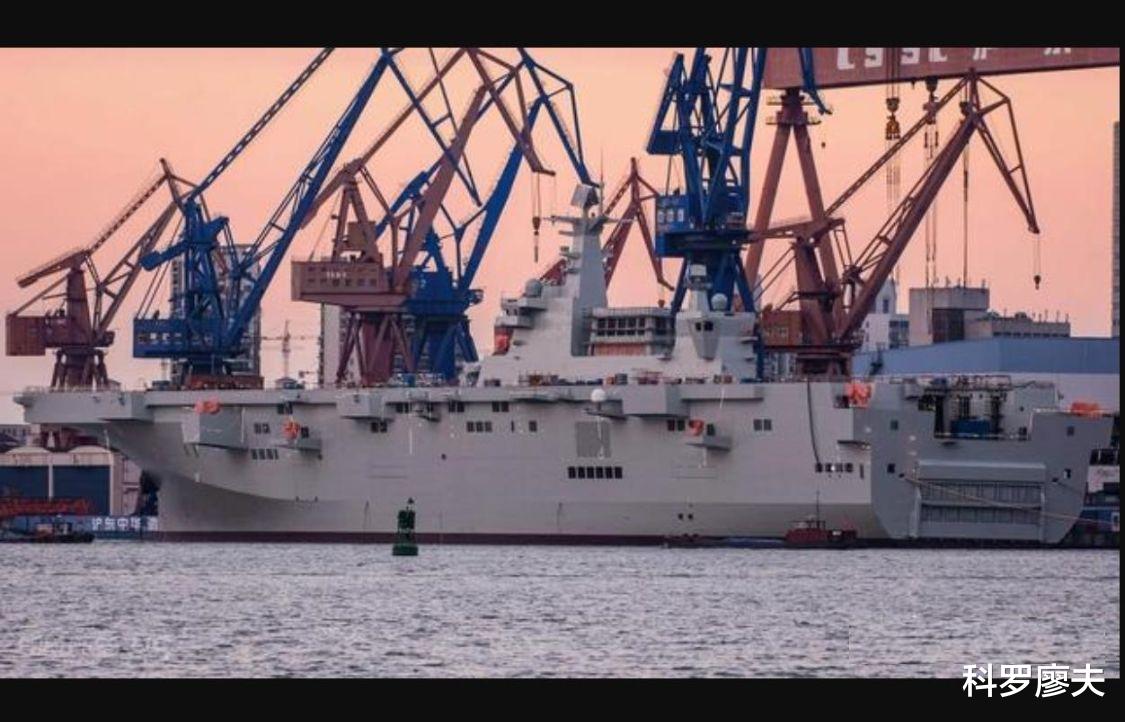 排头聚聊 国产“小航母”服役：舰名海南，舷号31，排水4万吨，载机30架
