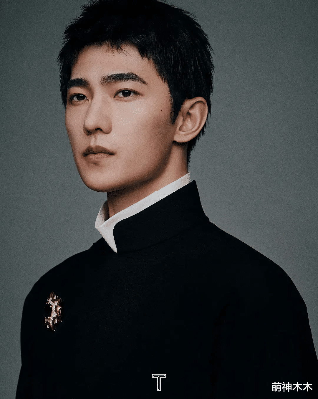 杨洋|杨洋新杂志硬照引热议，造型被嘲太油腻，他又把手放嘴里了