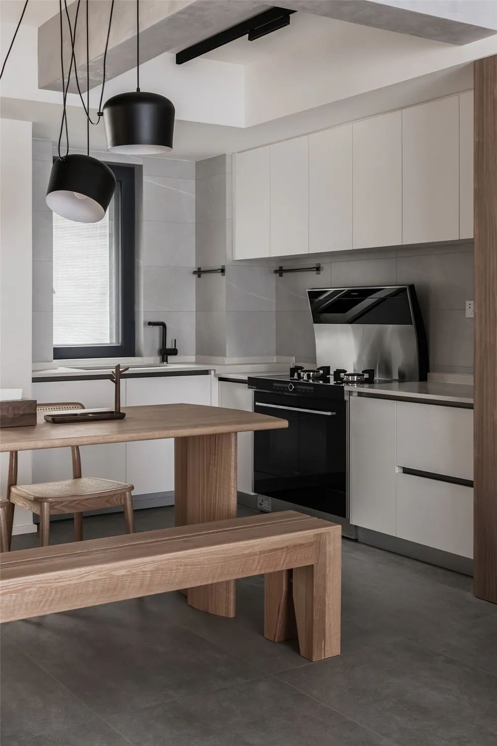 他家110m2简约风,只用了木饰面+极简白,越看越有范!