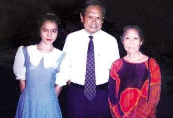 杨振宁|杨振宁即将100岁,遗嘱曝光:相守17年,45岁的翁帆图什么?