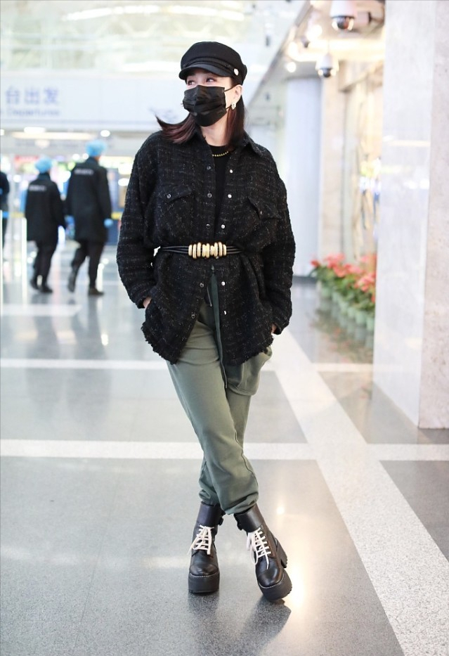 Lady变美日记 钟丽缇穿了一身黑有“大姐大”的范,内搭薄纱镶钻打底,韵味挺足