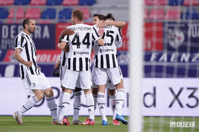 尤文图斯|真的有奇迹！那不勒斯不胜，尤文4-1获欧冠资格，C罗当观众