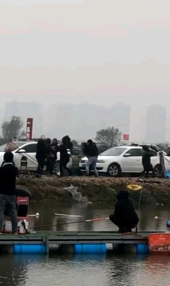|钓鱼不蹭窝蹭窝是非多，被打得叫救护车，钓友：新致富经