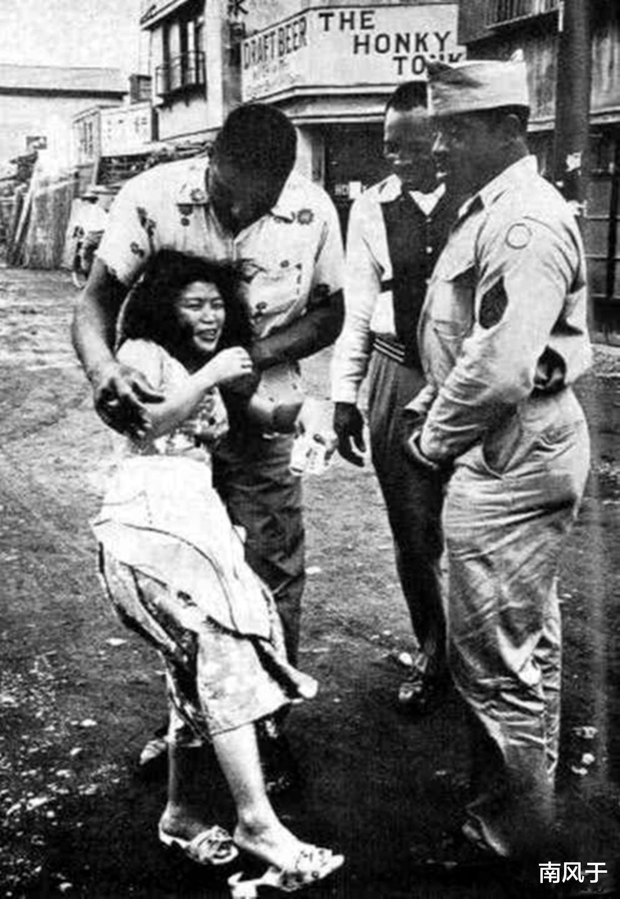 日军|投降后的日本鬼子：妻子改嫁他人，街头拉黄包车，图5女子被美军强行抱走