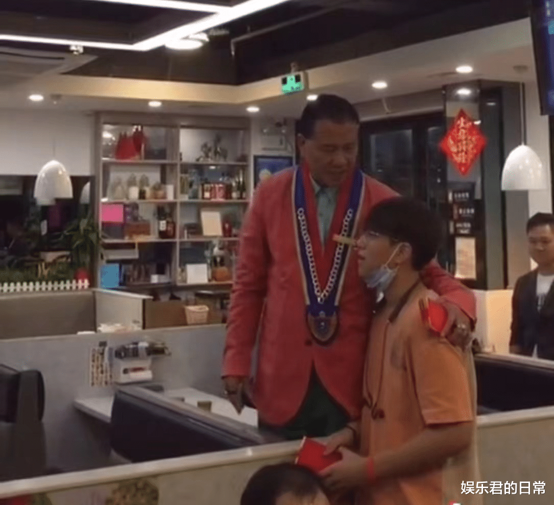 万梓良|64岁万梓良现身开业仪式，牵住女主持的手亲密共舞，对方满脸尴尬