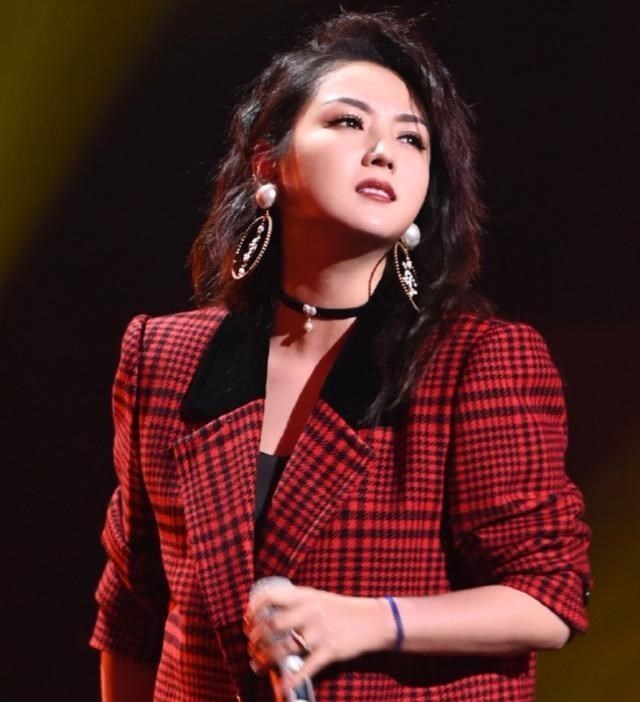 明星|这位女明星瘦出新高度，目测体重仅有90斤，大象腿逐渐变成筷子腿