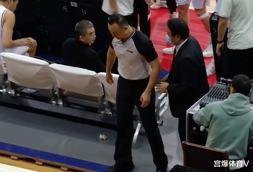 閆軍|CBA賽場突發(fā)！閆軍受傷離場，或賽季報銷，超級外援偷笑