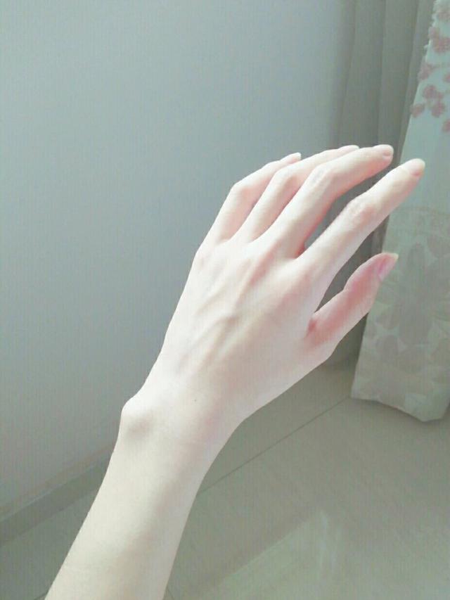 长寿 黄圣依随身带的护手霜，沈梦辰也在用，用后肌肤暗沉干燥消失了