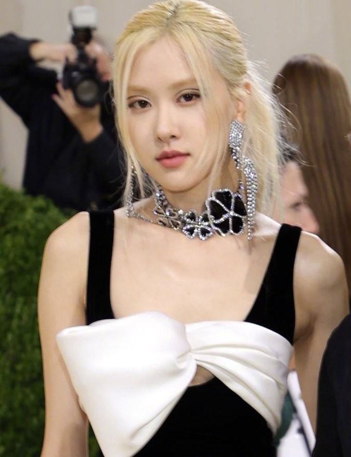 穿衣搭配 ROSé穿黑裙亮相Met Gala，“熊猫眼线”难驾驭，金发提升气色