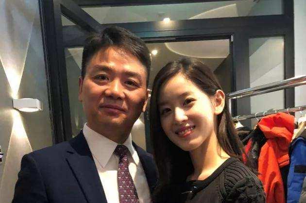 章泽天|章泽天罕见晒与女儿合照，5岁女儿戴蝴蝶结看表演，被夸像姐妹花