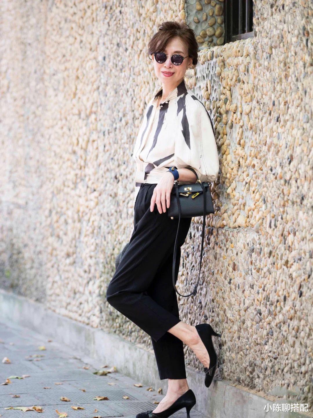 小陈聊搭配|这才是60岁该有的早秋穿搭！“衬衫+九分裤”，露出脚踝更时髦