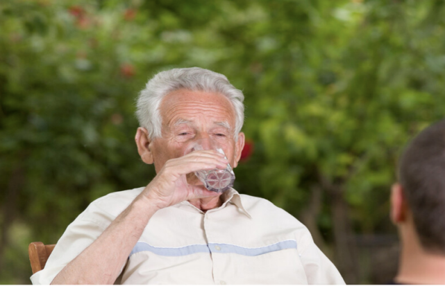 运动|多位心血管专家联合声明:睡前常喝“1水”,血液迟早“粘如粥”