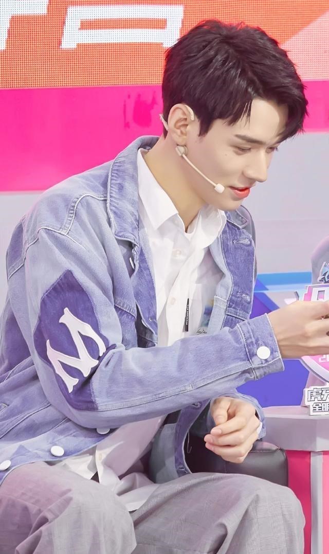 龚俊|龚俊再次被嘲“人菜瘾还大”，气到半夜睡不着，晒图和粉丝battle