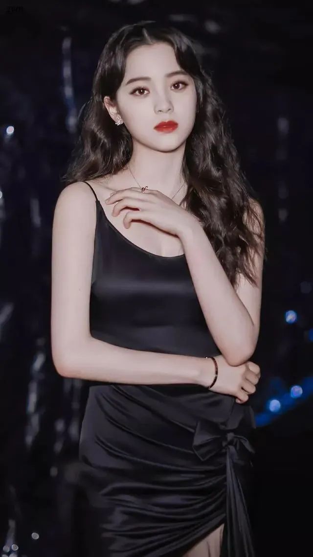 张哲瀚|欧阳娜娜，身材丰满，长腿女神，好想娶她