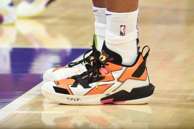 陈博主潮物Sneaker NBA球员上脚:詹姆斯上脚Lebron19,字母哥上脚Freak3