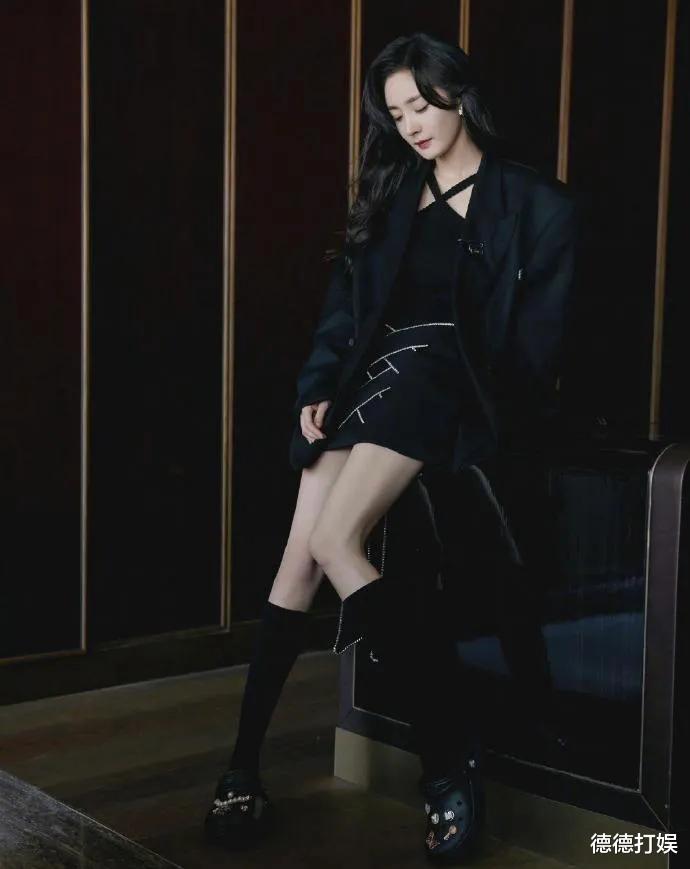 杨幂|杨幂表示：自己天天都期待爱情，杂志主持人穷追猛打质疑她装清高