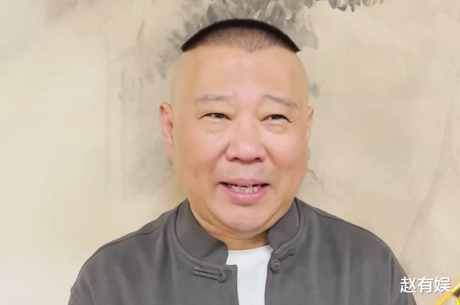 郭德纲|郭德纲亮相央视，因频繁看提词器引质疑：老郭不背台词，是飘了吗