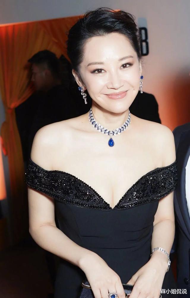 槑小姐侃说|52岁许晴不甘老去,穿一字肩礼服高调秀身材,领口太低真担心走光