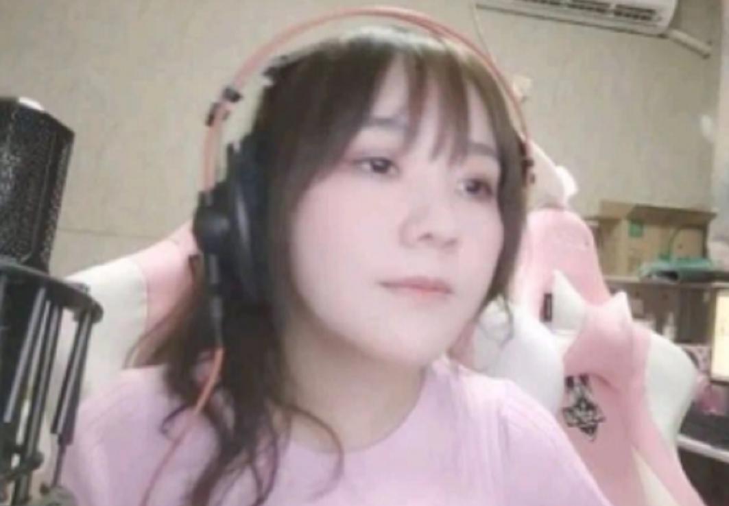 杨幂|“团碧萝”名副其实！开播泳装出镜，手臂肌肉线条太粗壮